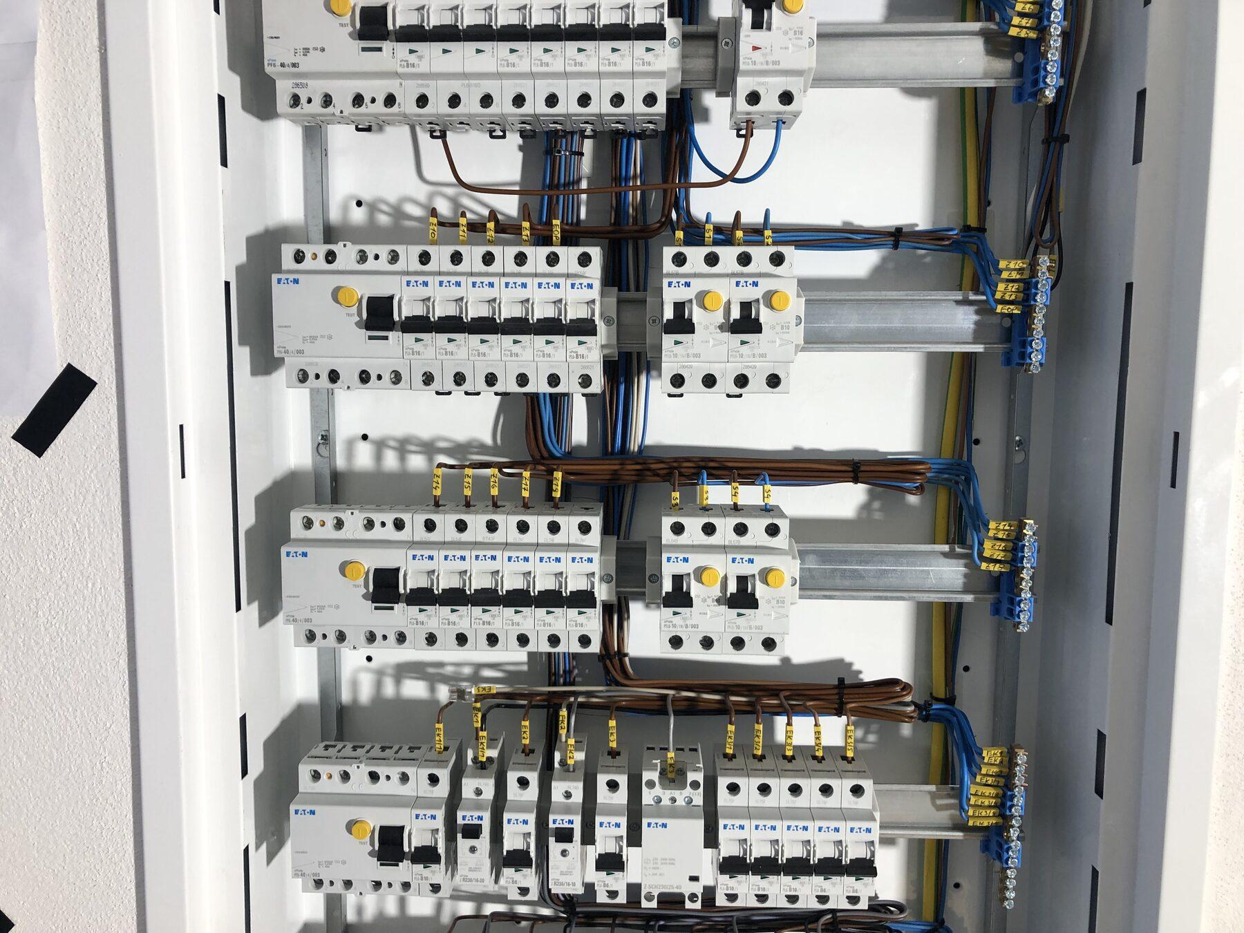 Zapojený elektro rozvádzač s ističmi a prehľadnou kabelážou